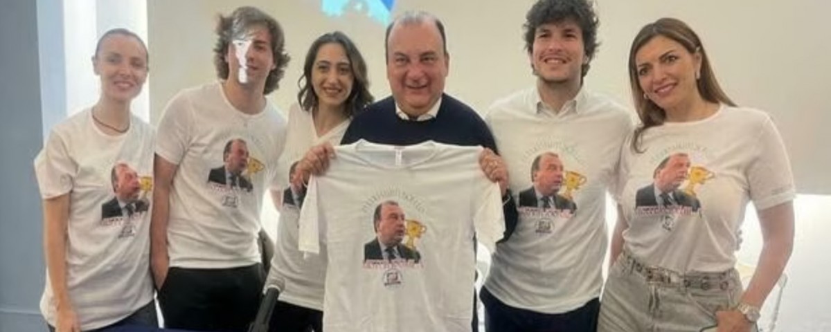 MARTUSCIELLO CON MAGLIETTA E GIOVANI